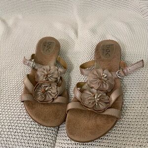 b.o.c. Women's Beige Floral Sandals